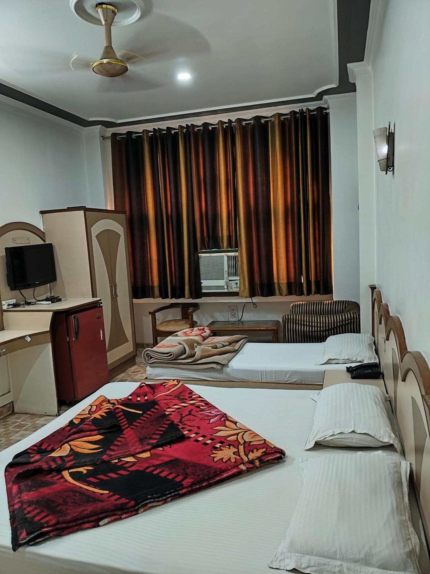 Hotel Yatri International New Delhi Buitenkant foto