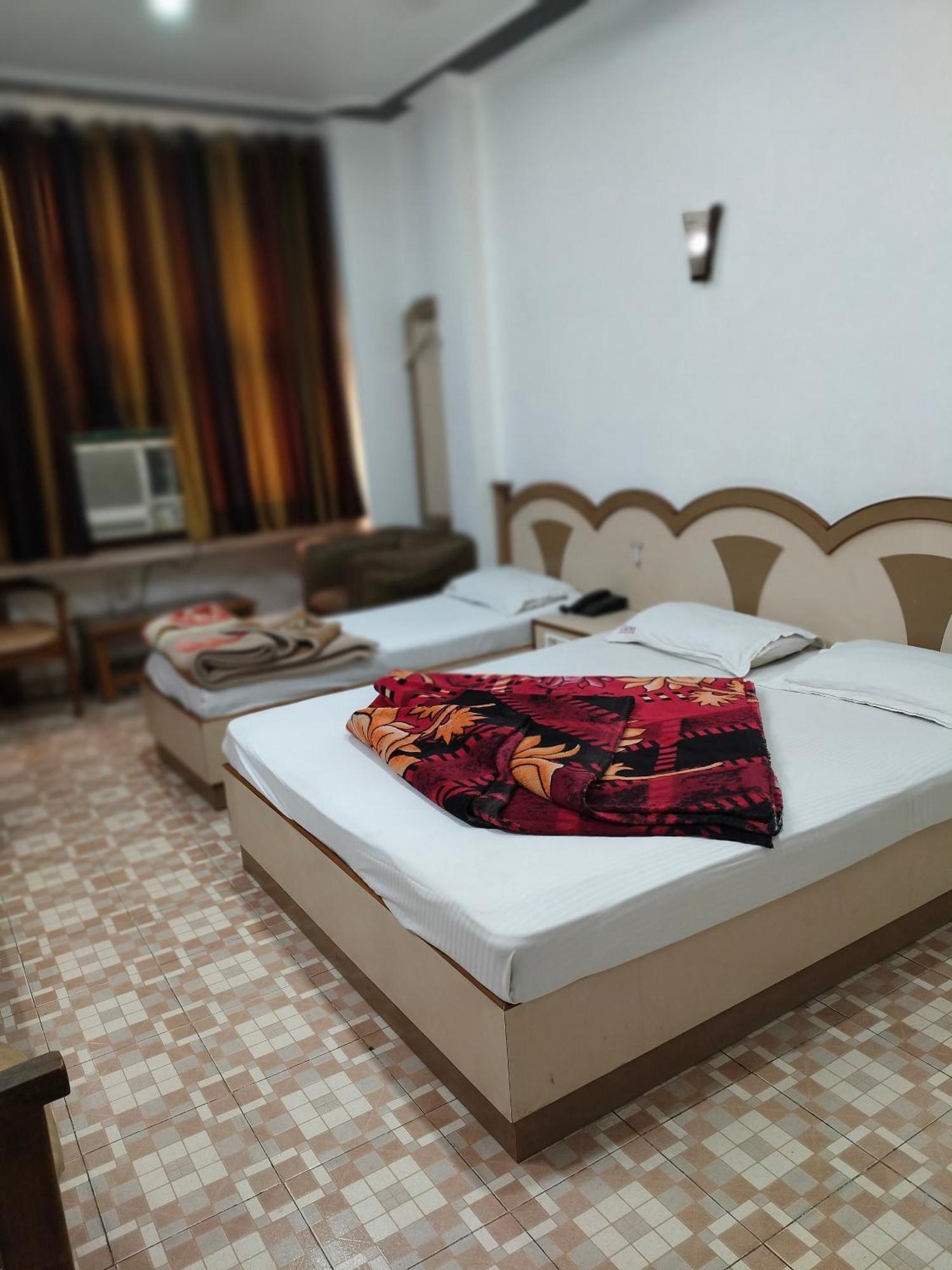 Hotel Yatri International New Delhi Kamer foto