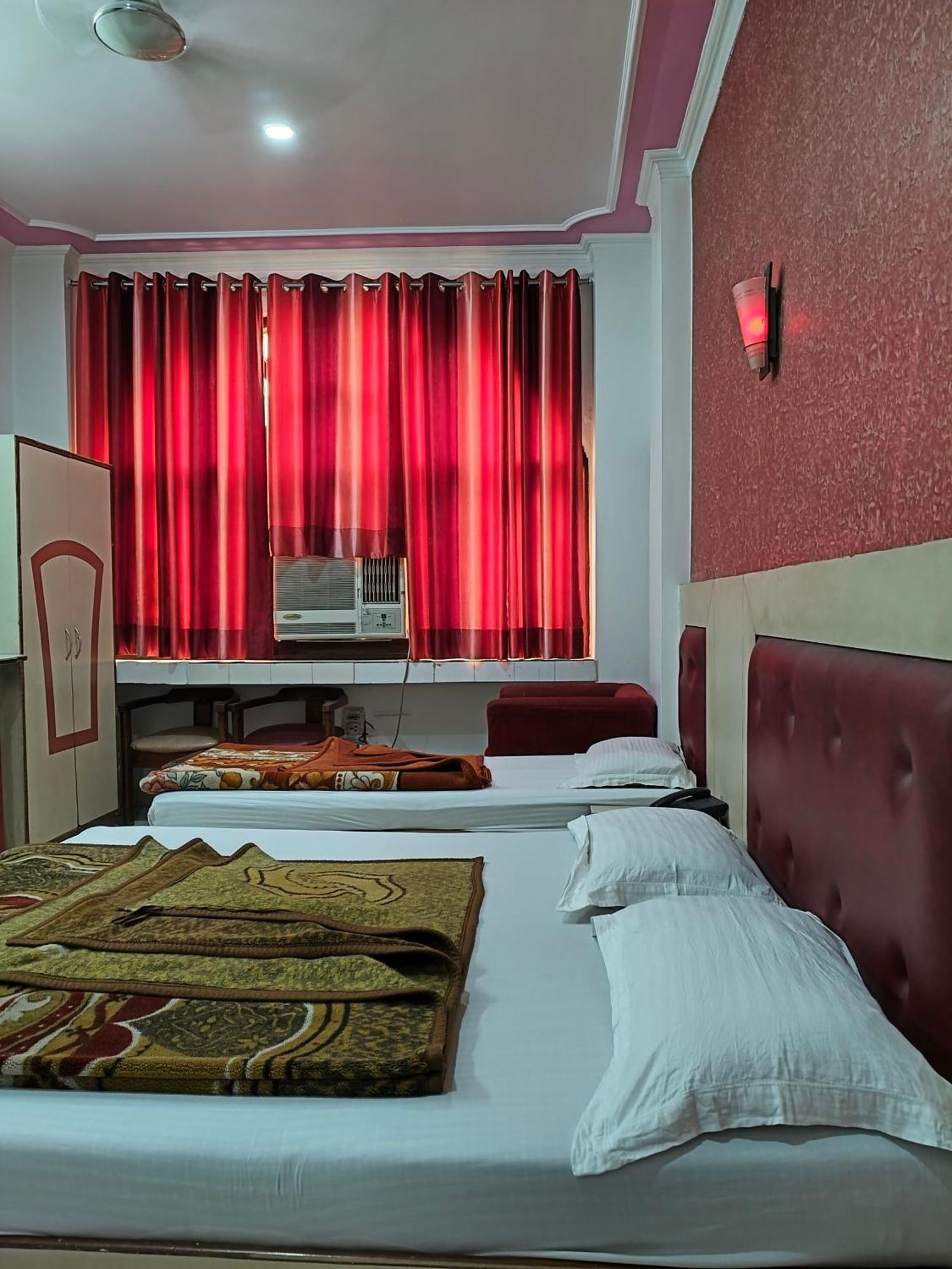 Hotel Yatri International New Delhi Buitenkant foto