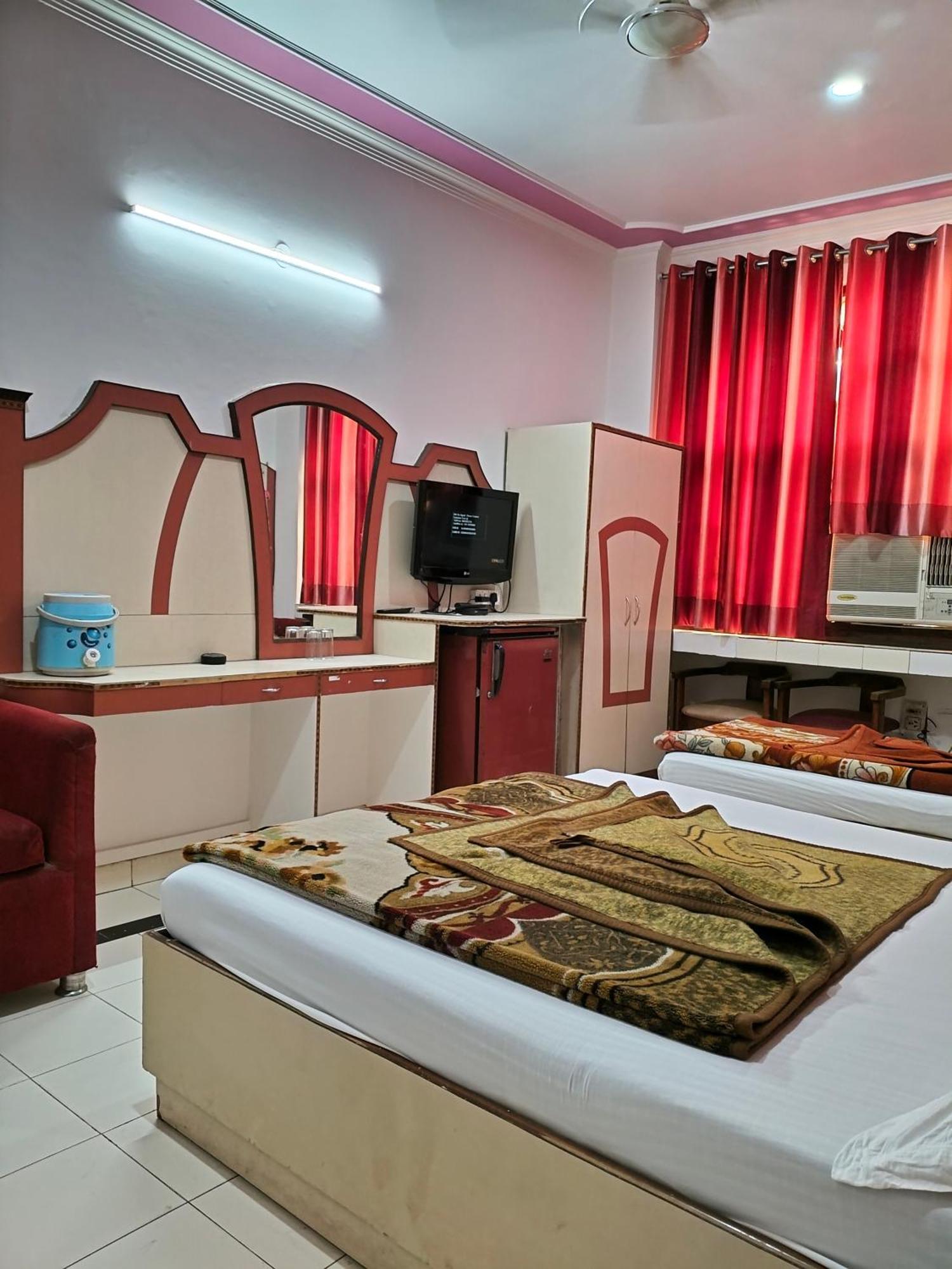 Hotel Yatri International New Delhi Buitenkant foto
