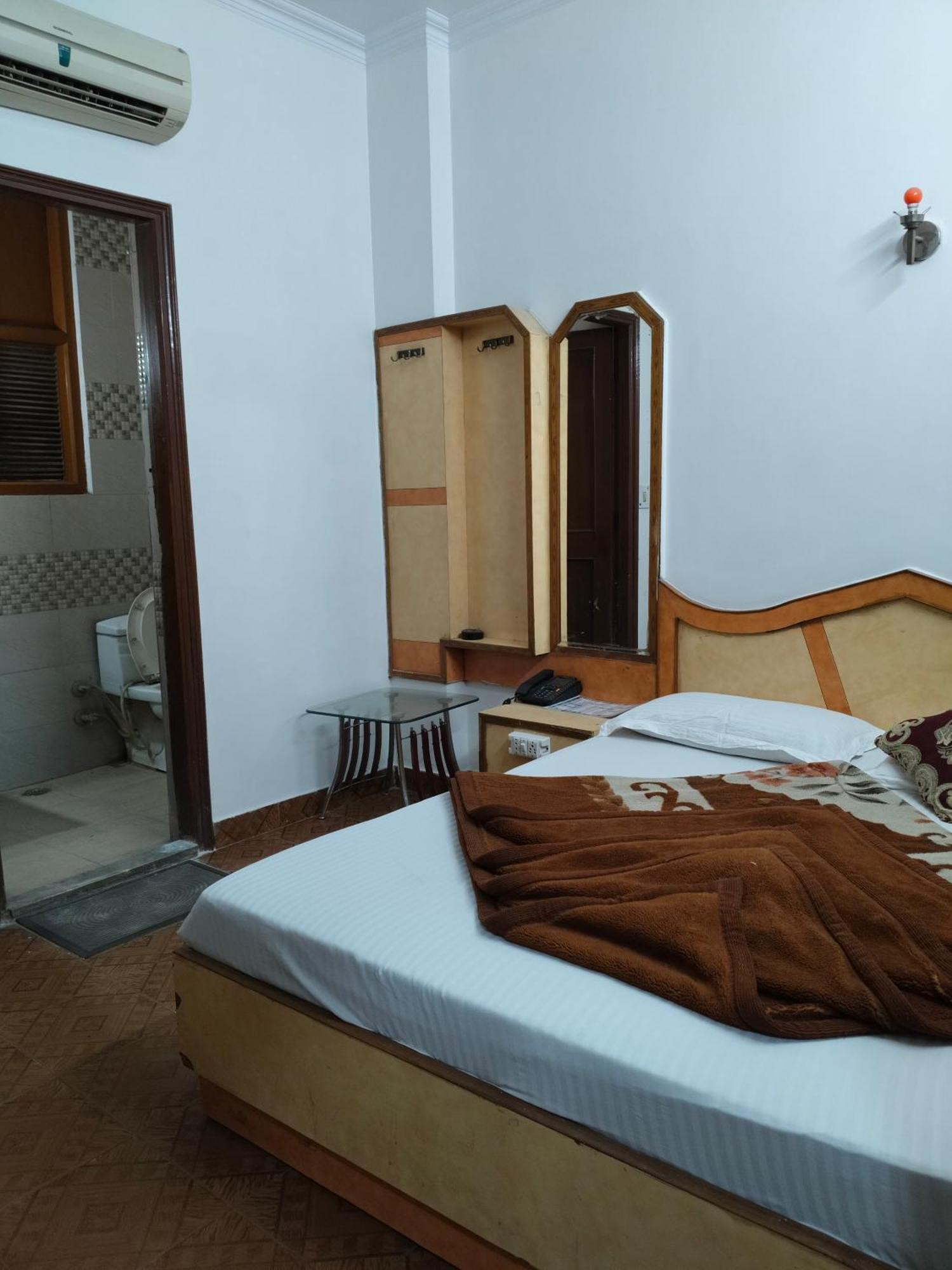 Hotel Yatri International New Delhi Kamer foto