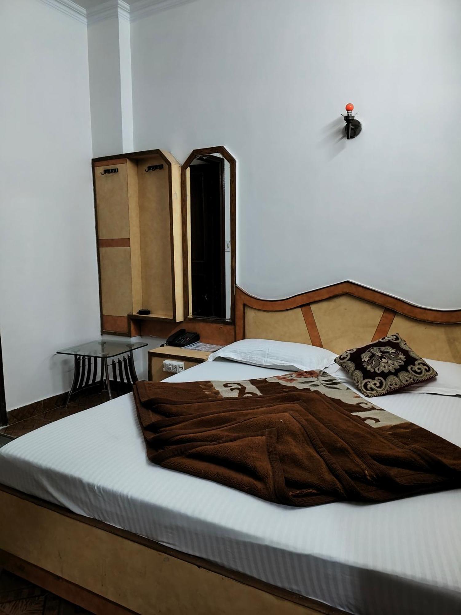Hotel Yatri International New Delhi Kamer foto