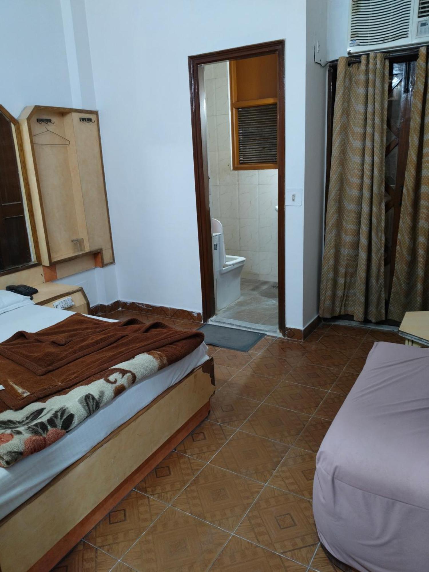 Hotel Yatri International New Delhi Kamer foto