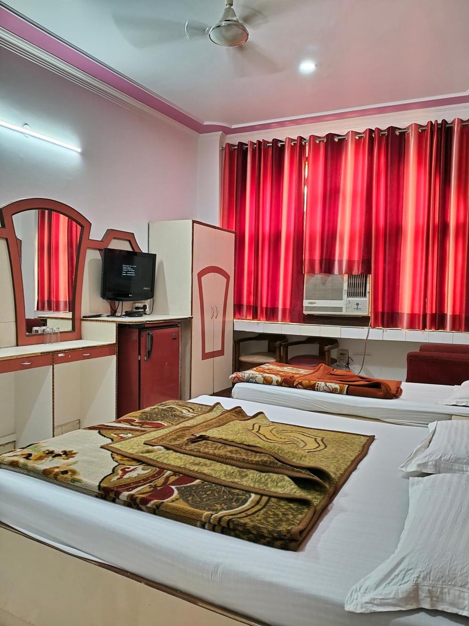 Hotel Yatri International New Delhi Kamer foto