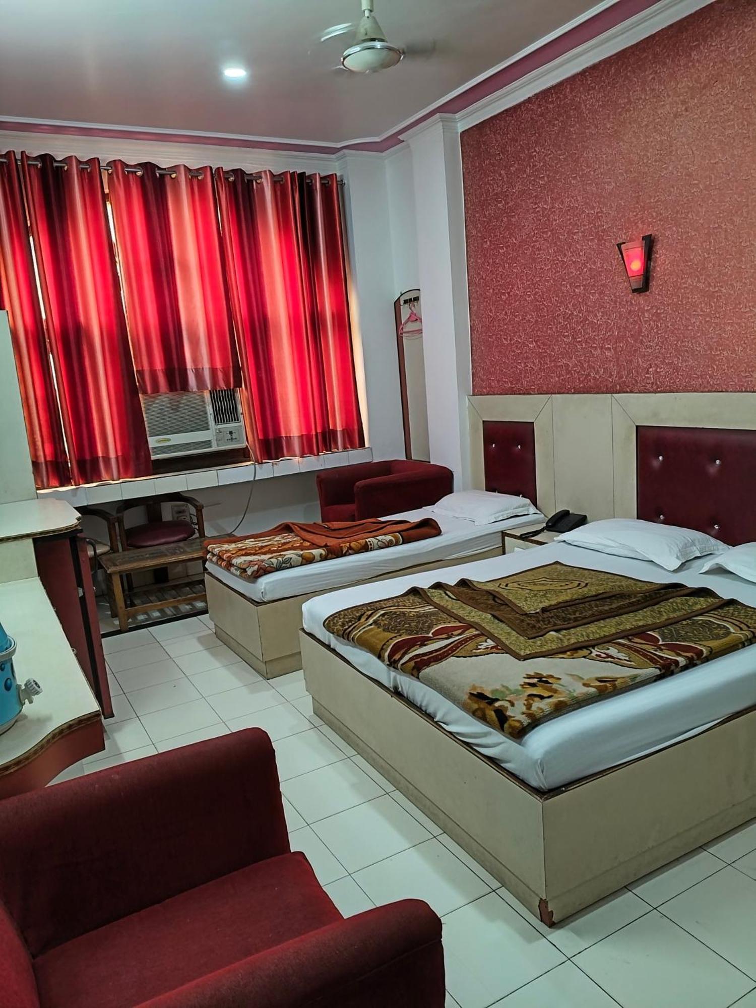 Hotel Yatri International New Delhi Kamer foto