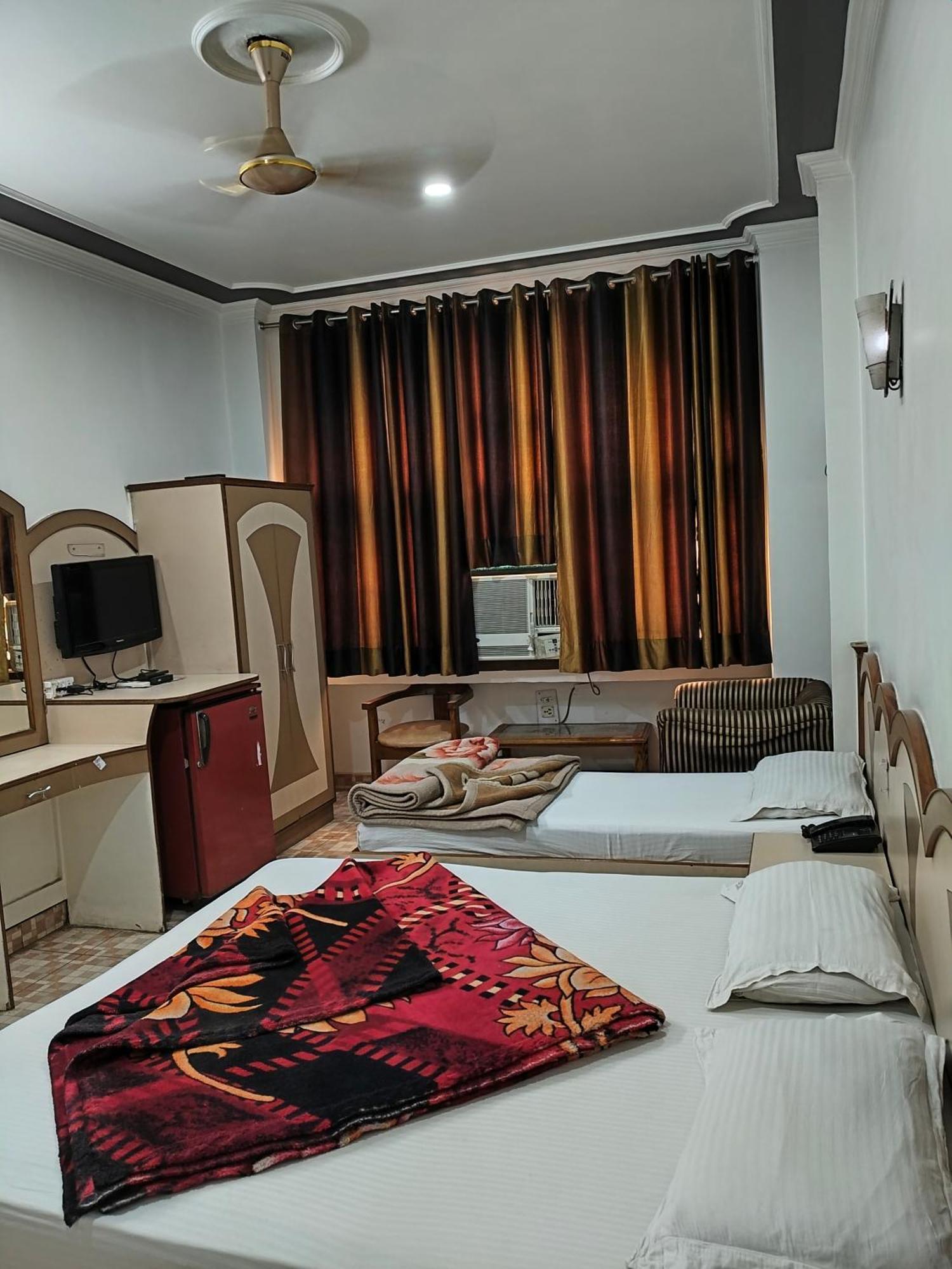 Hotel Yatri International New Delhi Buitenkant foto