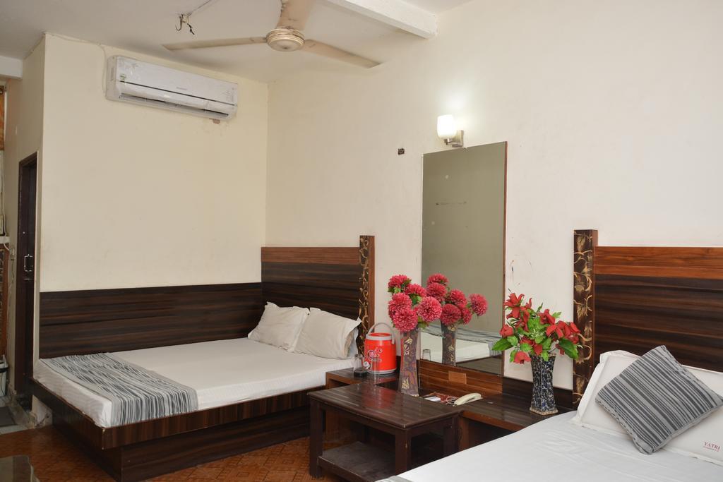 Hotel Yatri International New Delhi Buitenkant foto
