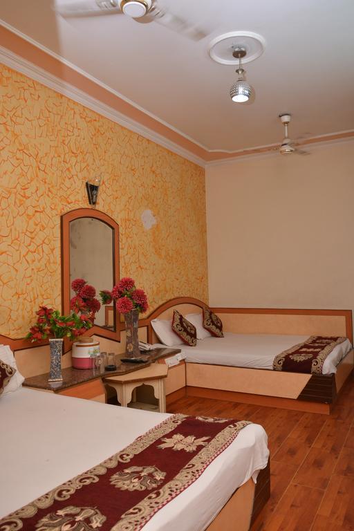 Hotel Yatri International New Delhi Buitenkant foto